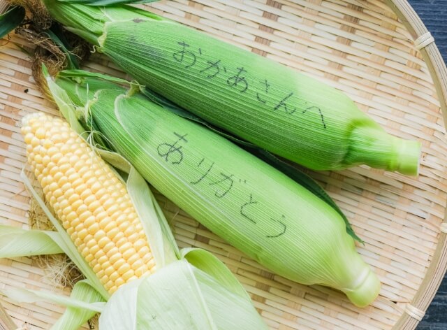 コーンの皮に「おかあさんへ」「ありがとう」と書いた写真