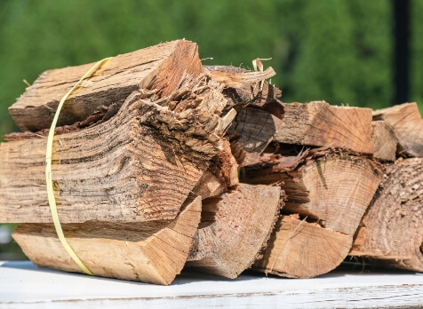 7本程度の薪が1束にまとめられている