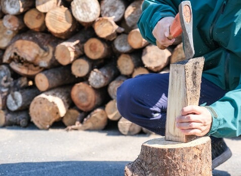 薪を割る様子