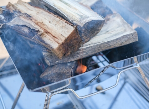 薪を燃やして煙がたちあがっている