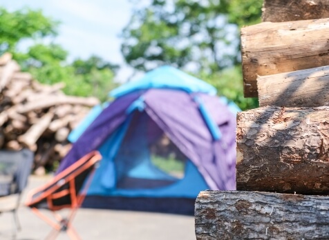 テントと薪でアウトドアを楽しむ